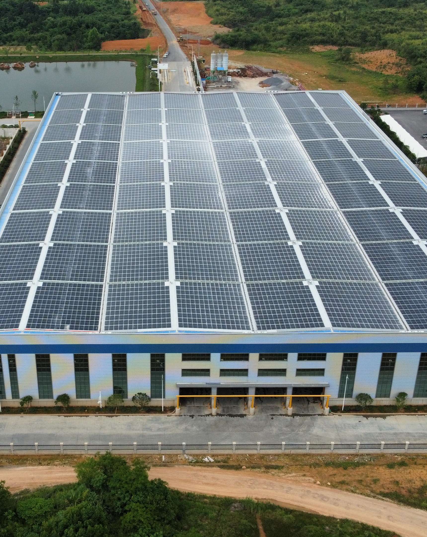 2022年4月，安徽池州匯成物資4MW光伏發(fā)電BIPV項(xiàng)目，年發(fā)電約400萬度，滿足約40%用電需求.jpg